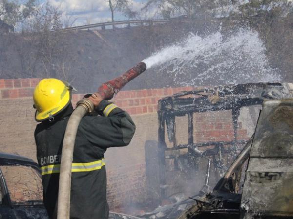 Bombeiros usaram L&iacute;quido Gerador de Espuma para abafar as chamas.(Imagem:Catarina Costa / G1)