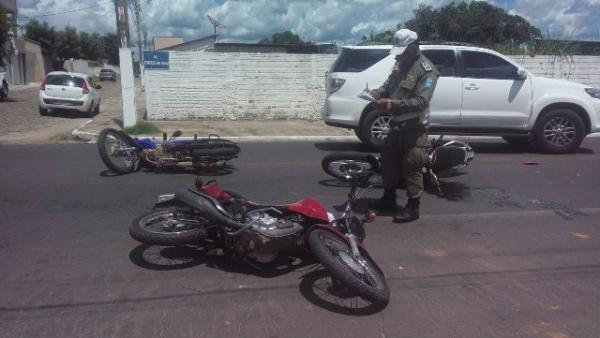 Acidente envolvendo tr&ecirc;s motocicletas deixa condutores feridos em Floriano.(Imagem:FlorianoNews)