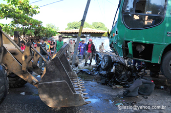 Acidente entre ônibus e carro deixa dois mortos e 5 feridos em Teresina
