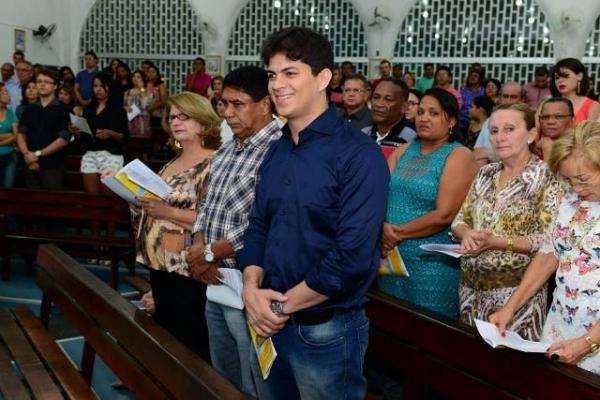 En&eacute;as Maia comemora anivers&aacute;rio com amigos em Missa.(Imagem:Jaquelina Nascimento)