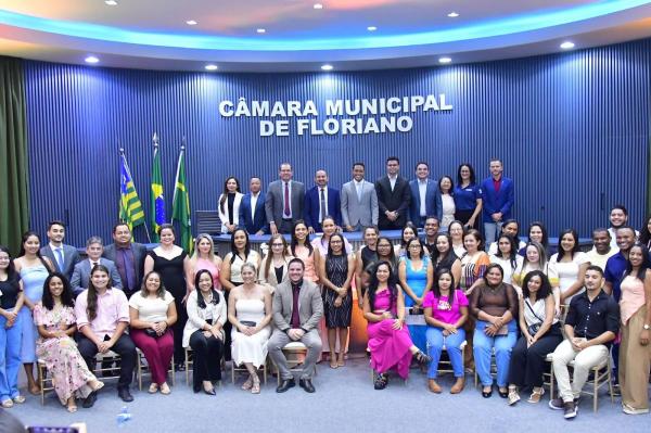  Sess&atilde;o solene proposta pelo vereador Felipe Vieira homenageia Enfermagem de Floriano(Imagem:Ascom)