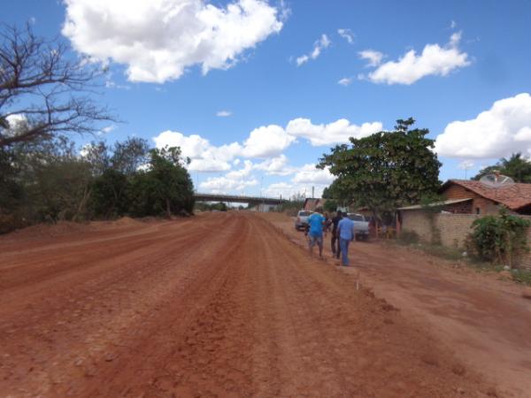 Prefeito Gilberto J&uacute;nior visitou obras de pavimenta&ccedil;&atilde;o asf&aacute;ltica na Av. Beira-Rio.(Imagem:FlorianoNews)