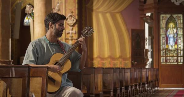 Caio de Souza expõe vários matizes do pinicado da viola em série de três álbuns audiovisuais