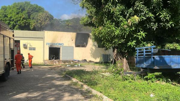 Incêndio atinge setor de Patrimônio da Uespi na zona Norte de Teresina