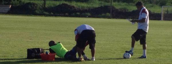 Ap&oacute;s joelhada na coxa, Fabinho deixa treino River-PI.(Imagem: Emanuele Madeira/GloboEsporte.com)