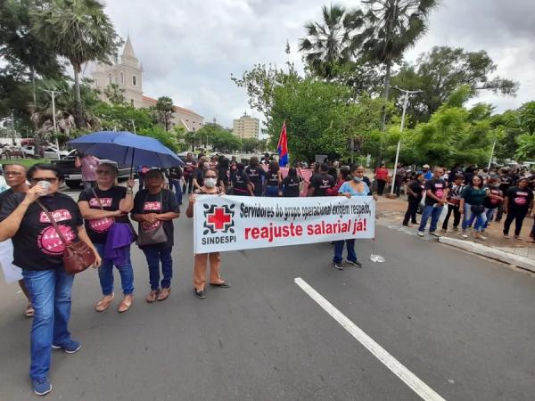 Professores estaduais do Piauí voltam às ruas para reivindicar ajuste salarial para a categoria