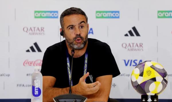 T&eacute;cnico do Botafogo, Arthur Jorge, concede entrevista coletiva em Doha.(Imagem:REUTERS/Ibraheem Abu Mustafa)