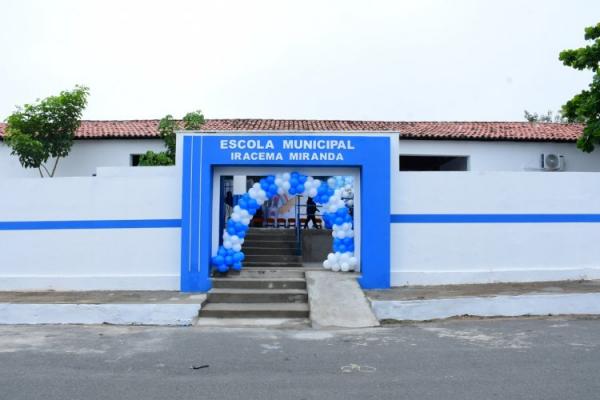 Prefeitura de Floriano inicia entrega de fardamento escolar para alunos da rede municipal