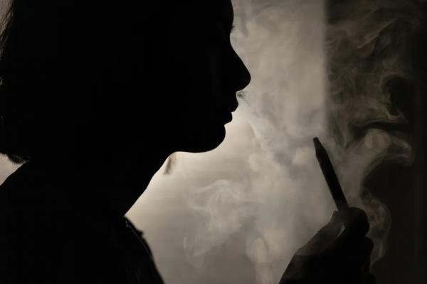 Lei sancionada no Piauí proíbe o uso de cigarros e "vape" em ambientes de uso coletivo