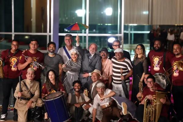 Presidente da Rep&uacute;blica, Luiz In&aacute;cio Lula da Silva, juntamente com a equipe do fime O Agente Secreto, no Pal&aacute;cio da Alvorada. (Imagem:Valter Campanato/Ag&ecirc;ncia Brasil)