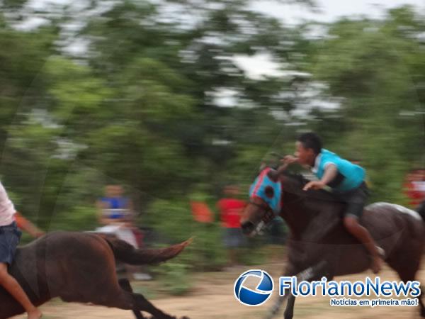 Vaquejada natalina agitou a tarde de s&aacute;bado em Bar&atilde;o de Graja&uacute;.(Imagem:FlorianoNews)