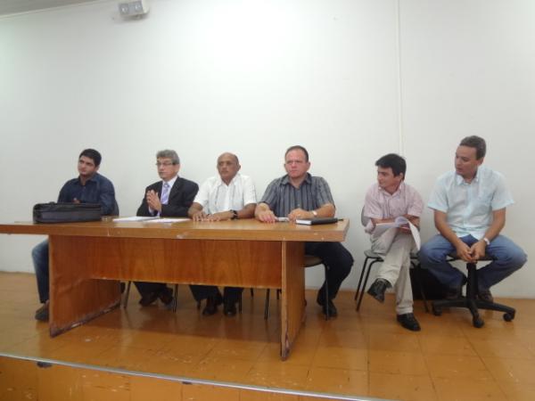Procuradoria do munic&iacute;pio discute medida judici&aacute;ria com donos de Trailers em locais p&uacute;blicos.(Imagem:FlorianoNews)