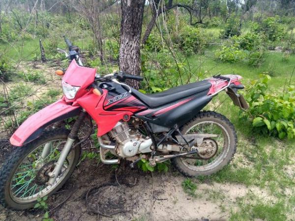 For&ccedil;a T&aacute;tica recupera motocicleta tomada de assalto em Floriano. (Imagem:For&ccedil;a T&aacute;tica)