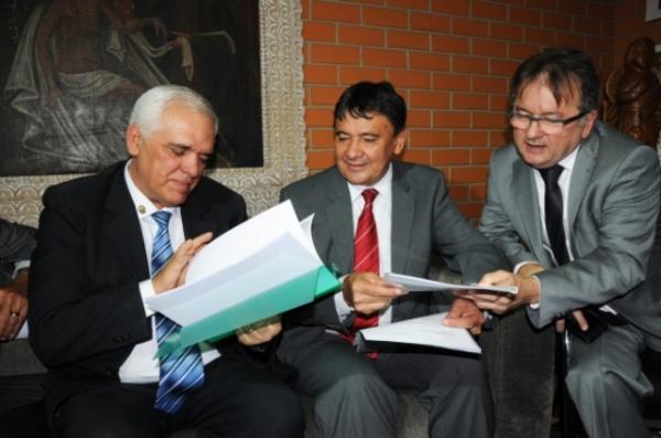 Governador entrega relatório de viagem aos EUA.(Imagem:Francisco Leal)