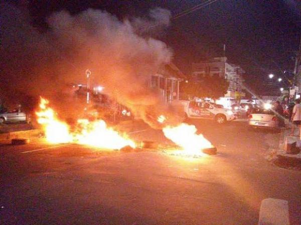 População bloqueia rua e ateia fogo em protesto por problemas de energia