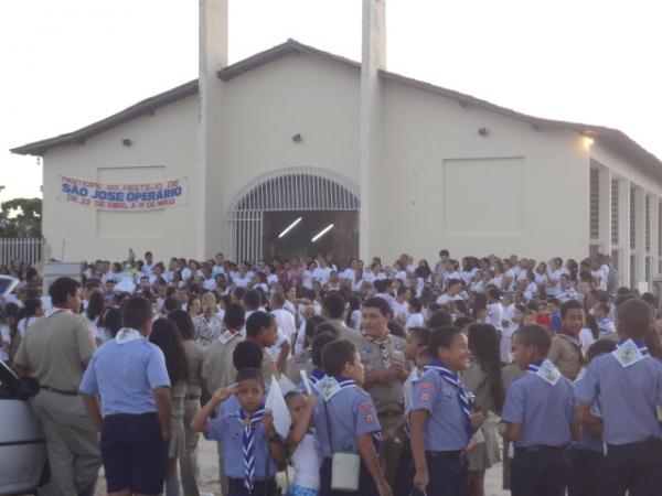 Cat&oacute;licos participaram da III Caminhada da Paz em Floriano.(Imagem:FlorianoNews)