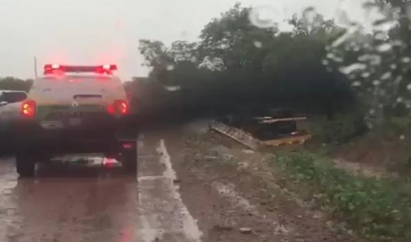 Caminhoneiro morre após tombar caminhão carregado de pedras na PI-215 e dois homens ficam feridos