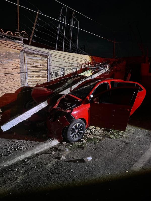 Carro colide em poste e provoca falta de energia na Avenida Eurípedes de Aguiar, em Floriano