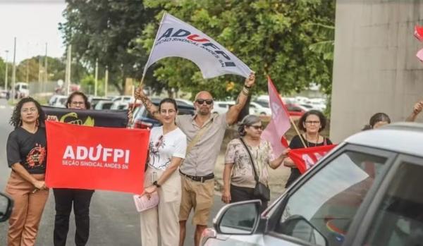 Professores da UFPI deflagram greve com ato em frente ao p&oacute;rtico da universidade.(Imagem: Divulga&ccedil;&atilde;o/ADUFPI)