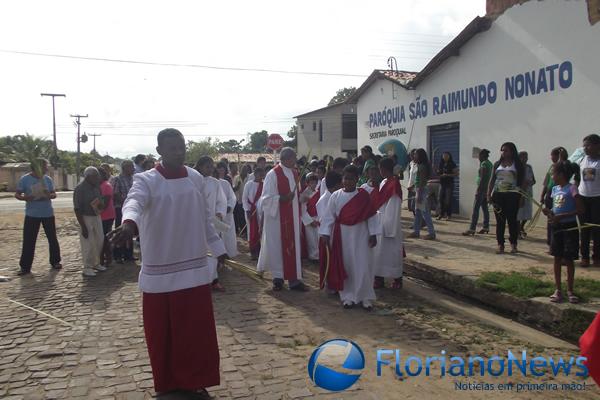 Cat&oacute;licos comemoram Domingo de Ramos. (Imagem:FlorianoNews)