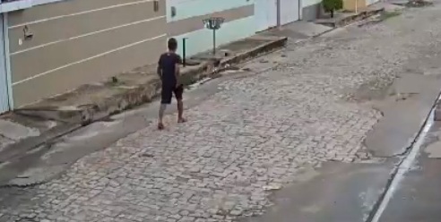 Câmera de segurança mostra momento em que homem pula muro de uma casa no bairro Taboca