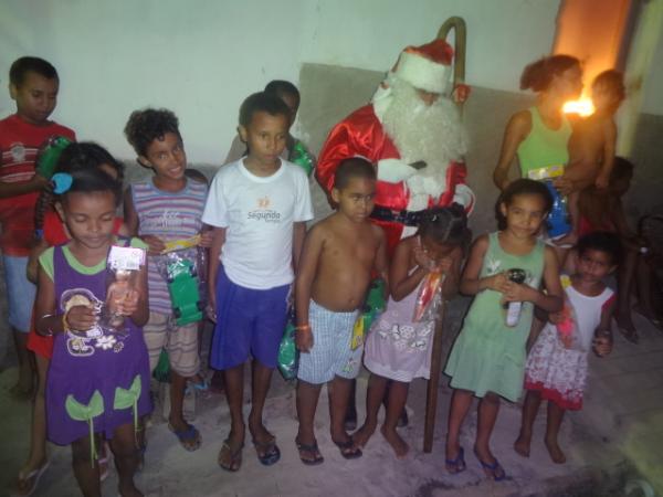 Papai Noel entrega brinquedos e cestas b&aacute;sicas em Floriano. (Imagem:FlorianoNews)