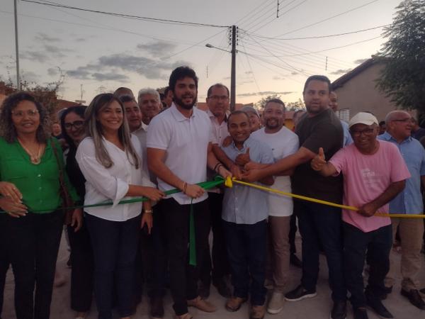 Deputado Dr. Marcus Vinícius Kalume participa da inauguração do calçamento no bairro Tamboril