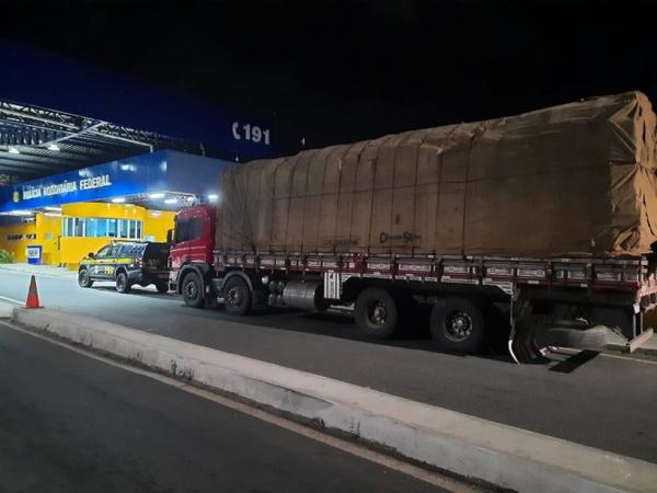 PRF apreende carga de madeira transportada ilegalmente na BR 343 em Piripiri, no Norte do Piauí