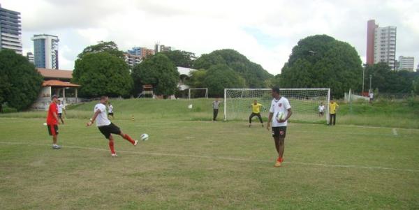Tuta calibra o chute nos treinos de finaliza&ccedil;&atilde;o no campo do Jockey Club.(Imagem:Abdias Bideh/GloboEsporte.com)
