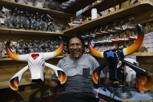 O artes&atilde;o Mateus Pereira, f&atilde; do Boi Caprichoso, trabalha com com&eacute;rcio de pe&ccedil;as regionais e de artesanato alusivo ao Festival Folcl&oacute;rico de Parintins. (Imagem:Fernando Fraz&atilde;o/Ag&ecirc;ncia Brasil)