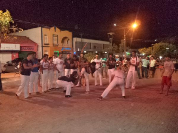 Capoeiristas se reúnem no centro de Floriano