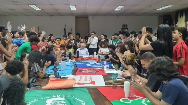 Estudantes foram recebidos pelo reitor da UFPI, Gild&aacute;sio Guedes.(Imagem:Pedro Lima/g1)