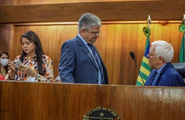 Gustavo Neiva recebe explicações da Sesapi sobre compra de ambulância