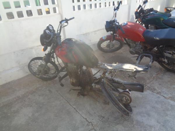 Motocicleta &eacute; encontrada queimada na PI 140, em Floriano.(Imagem:FlorianoNews)