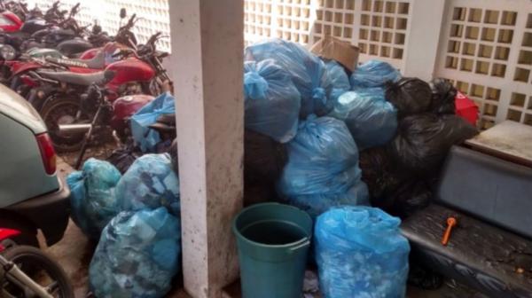 Vídeo mostra acúmulo de lixo no pátio do prédio onde funciona o IML de Teresina