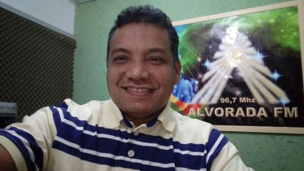 Alvorada FM investe em jornalismo e estreia programa de notícias nesta segunda