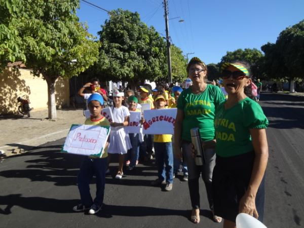 Desfile escolar comemora a Semana da P&aacute;tria em Bar&atilde;o de Graja&uacute;.(Imagem:FlorianoNews)