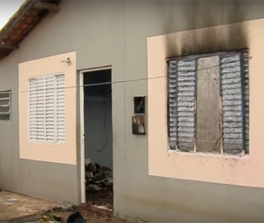 Mulher tem casa incendiada pela 3ª vez e denuncia ex-marido por ameaça de morte