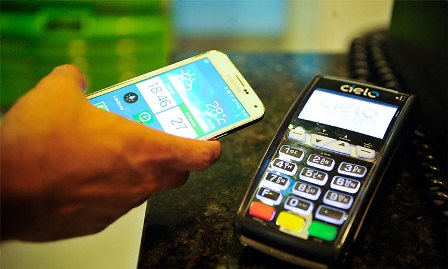 Mais de 60% dos brasileiros usam meios digitais para pagamentos