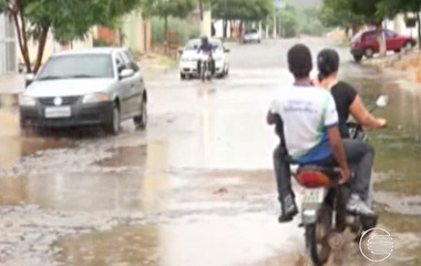 Moradores improvisam barreiras para evitar invasão da água em Picos