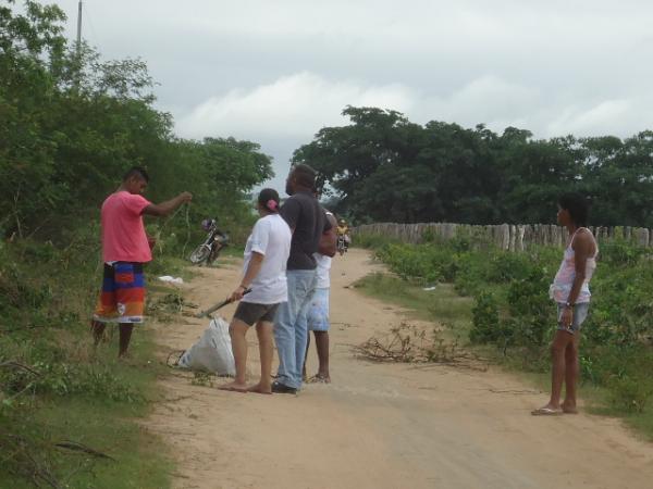 Terreno da Prefeitura &eacute; invadido por fam&iacute;lias em Floriano.(Imagem:FlorianoNews)