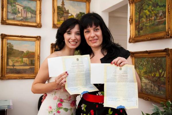 10 anos de casamentos homoafetivos no pa&iacute;s. Gabi Torrezani e Fabia Fuzeti.(Imagem:Ivson )