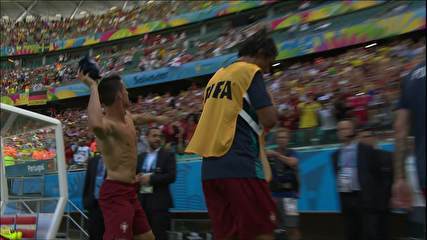 Cristiano Ronaldo joga camisa suada para torcida e faz alegria de torcedora