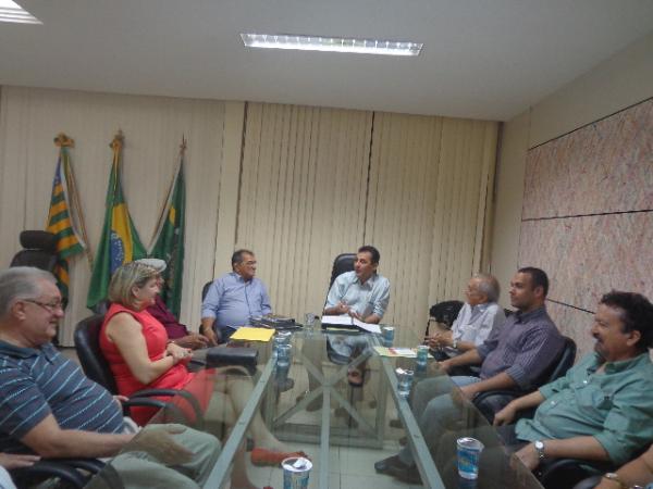 Prefeito e representantes de entidades discutiram sobre a 1ª Convenção Empresarial de Floriano.(Imagem:FlorianoNews)