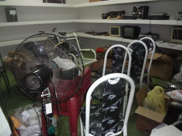 Objetos roubados s&atilde;o recuperados por policiais em Floriano.(Imagem:FlorianoNews)