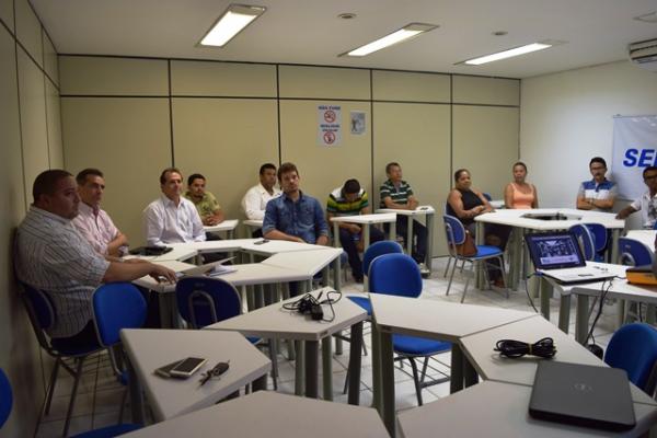Prefeito Gilberto J&uacute;nior discute revitaliza&ccedil;&atilde;o da Pra&ccedil;a Cel. Borges.(Imagem:Waldemir Miranda)
