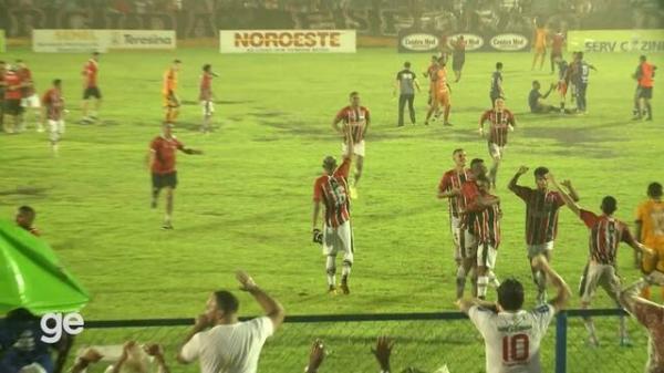 Jogadores do River-PI fazem festa com torcida ap&oacute;s apito final.(Imagem:Divulga&ccedil;&atilde;o)