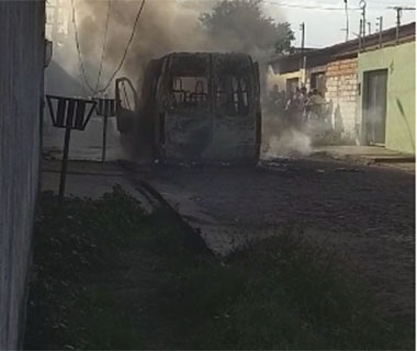 Van de passageiros pega fogo na zona Leste de Teresina