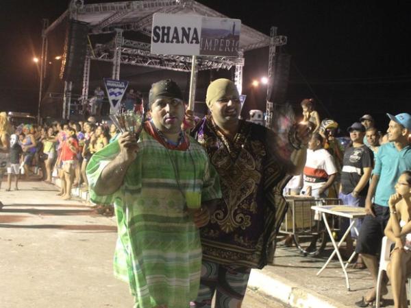 Dupla se fantasia de 'Xana' em bloco que homenageia novelas no Piauí