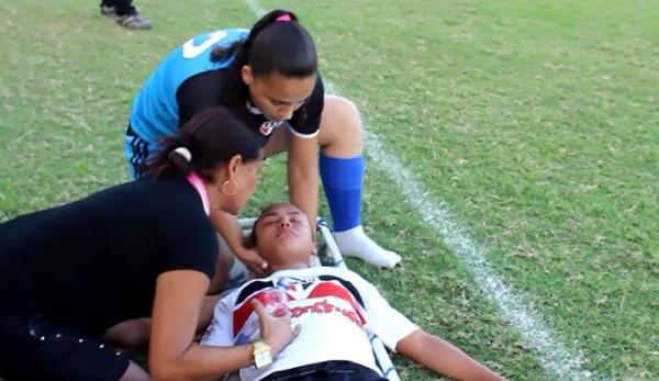 Sem ambulância, presidente de clube reanima jogadora com tapas e álcool
